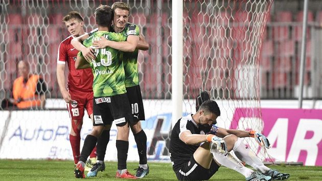 Zleva brněnský Milan Lutonský, autor gólu Aleš Čermák z Plzně, Jan Kopic z Plzně a brankář Brna Dušan Melichárek. Zleva brněnský Milan Lutonský, autor gólu Aleš Čermák z Plzně, Jan Kopic z Plzně a brankář Brna Dušan Melichárek.