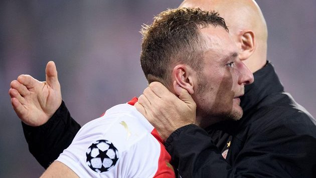 Zklamaný Vladimír Coufal ze Slavie po utkání s Barcelonou. Zklamaný Vladimír Coufal ze Slavie po utkání s Barcelonou.
