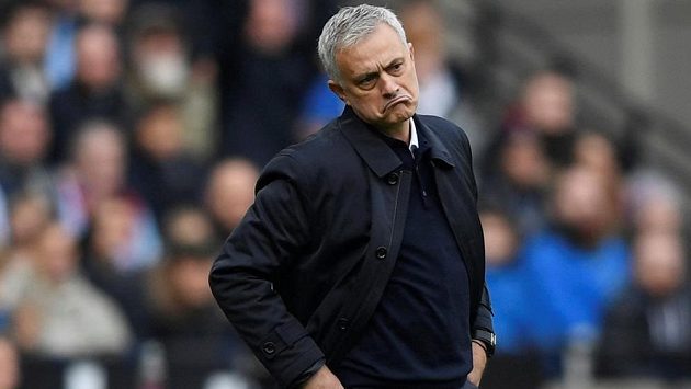 Manažer Tottenhamu Hotspur José Mourinho při premiéře nebyl s řadou věcí spokojený. Najevo to dal třeba svou grimasou. Manažer Tottenhamu Hotspur José Mourinho při premiéře nebyl s řadou věcí spokojený. Najevo to dal třeba svou grimasou.