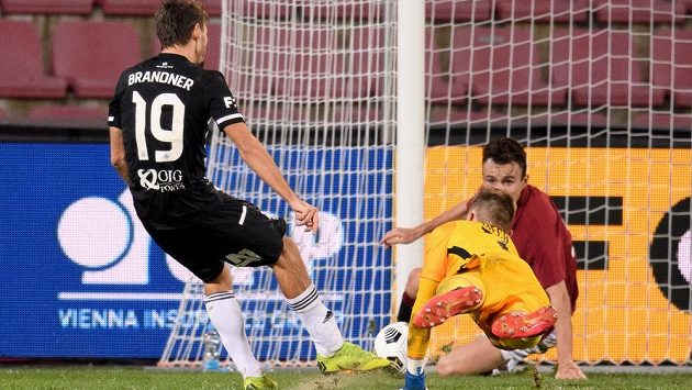 Patrik Brandner z Českých Budějovic střílí gól na 4:2 v utkání 8. kola Fortuna ligy proti pražské Spartě. Patrik Brandner z Českých Budějovic střílí gól na 4:2 v utkání 8. kola Fortuna ligy proti pražské Spartě.