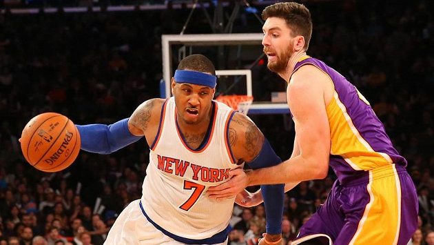Carmelo Anthony (vlevo) uniká Ryanovi Kellymu z Los Angeles Lakers. Carmelo Anthony (vlevo) uniká Ryanovi Kellymu z Los Angeles Lakers.