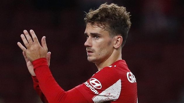 Francouzský fotbalista Antoine Griezmann tleská fanouškům během úvodního kola skupinové fáze Ligy mistrů proti FC Porto. Francouzský fotbalista Antoine Griezmann tleská fanouškům během úvodního kola skupinové fáze Ligy mistrů proti FC Porto.