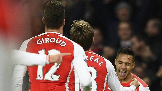 Střelci Alexisovi Sánchezovi (vpravo) běží pogratulovat ke gólu jeho spoluhráči z Arsenalu Nacho Monreal (uprostřed) a Olivier Giroud. Střelci Alexisovi Sánchezovi (vpravo) běží pogratulovat ke gólu jeho spoluhráči z Arsenalu Nacho Monreal (uprostřed) a Olivier Giroud.