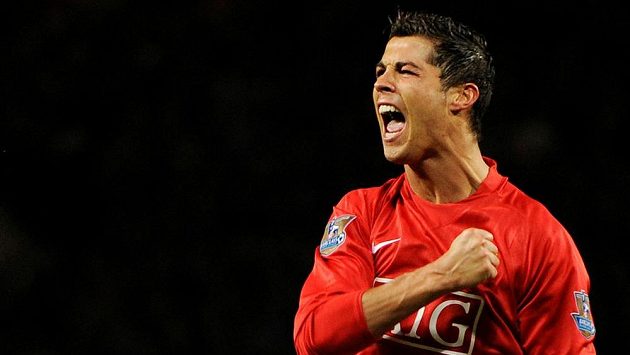 Portugalský fotbalista Cristiano Ronaldo v dresu Manchesteru United. Archivní snímek Portugalský fotbalista Cristiano Ronaldo v dresu Manchesteru United. Archivní snímek