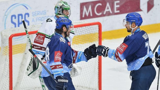 Autor prvního gólu Kladna Jakub Valský (vpravo) se raduje s Jaromírem Jágrem. Autor prvního gólu Kladna Jakub Valský (vpravo) se raduje s Jaromírem Jágrem.