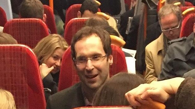 Petr Čech ve vlaku - takovou situaci spatřili londýnští cestující. Petr Čech ve vlaku - takovou situaci spatřili londýnští cestující.