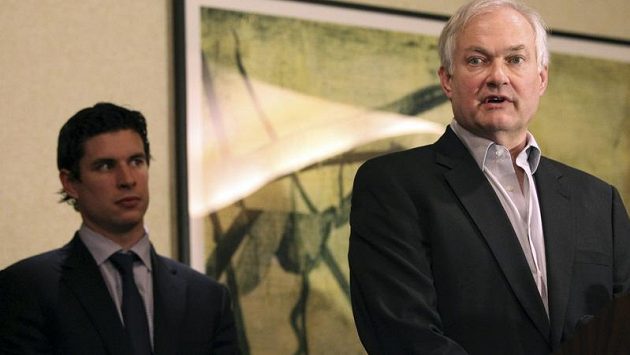 Šéf hráčské asociace Donald Fehr po jednání s hvězdným Sidneym Crosbym. Šéf hráčské asociace Donald Fehr po jednání s hvězdným Sidneym Crosbym.