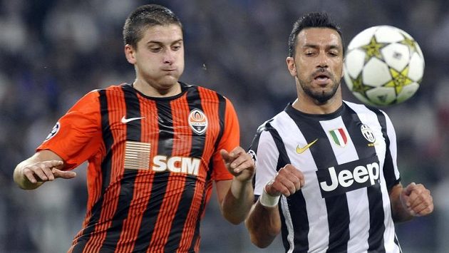 Fabio Quagliarella (vpravo) z Juventusu v souboji s Jaroslavem Rakitským ze Šachtaru Fabio Quagliarella (vpravo) z Juventusu v souboji s Jaroslavem Rakitským ze Šachtaru