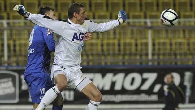 Brankář Teplic Tomáš Grigar likviduje šanci Liberce. Brankář Teplic Tomáš Grigar likviduje šanci Liberce.