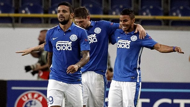 Fotbalisté Dněpropetrovsku se radují z gólu - ilustrační foto. Fotbalisté Dněpropetrovsku se radují z gólu - ilustrační foto.