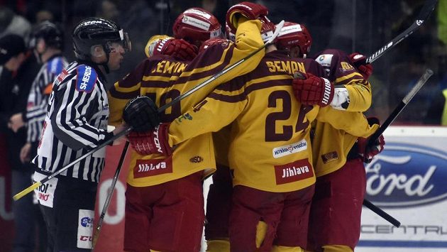 Radost jihlavských hráčů z prvního gólu v utkání 5. kola baráže o hokejovou extraligu s HC Energie Karlovy Vary. Radost jihlavských hráčů z prvního gólu v utkání 5. kola baráže o hokejovou extraligu s HC Energie Karlovy Vary.