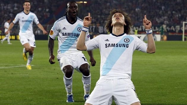 David Luiz (vpředu) z Chelsea oslavuje svoji vítěznou trefu v prvním semifinále Evropské ligy proti Basileji. David Luiz (vpředu) z Chelsea oslavuje svoji vítěznou trefu v prvním semifinále Evropské ligy proti Basileji.