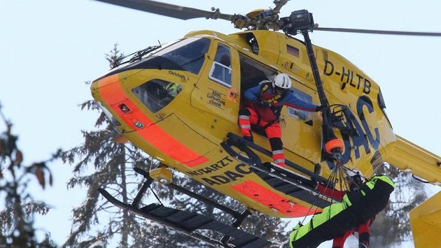 Záchranáři transportují zraněnou italskou sjezdařku Danielu Merighettiovou do nemocnice. Záchranáři transportují zraněnou italskou sjezdařku Danielu Merighettiovou do nemocnice.