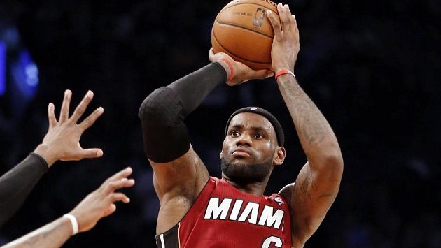 LeBron James z Miami při střelbě. LeBron James z Miami při střelbě.