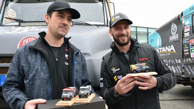Tomáš Vrátný (vpravo) se chystá na svůj pátý Dakar. Ten začne 2. ledna v Buenos Aires. Tomáš Vrátný (vpravo) se chystá na svůj pátý Dakar. Ten začne 2. ledna v Buenos Aires.