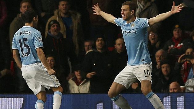 Útočník Manchesteru City Edin Džeko (vpravo) slaví se spoluhráčem Jesúsem Navasem gól proti Manchesteru United. Útočník Manchesteru City Edin Džeko (vpravo) slaví se spoluhráčem Jesúsem Navasem gól proti Manchesteru United.