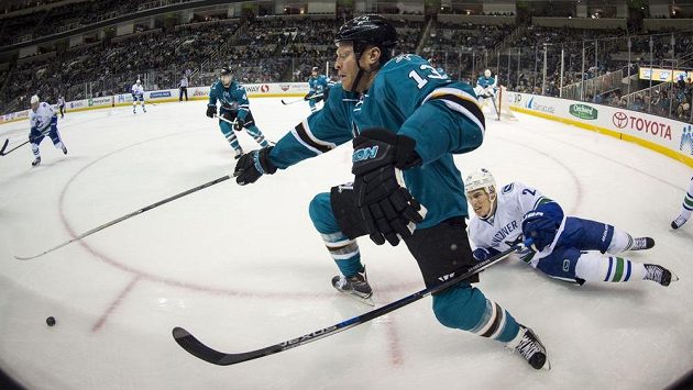 Raffi Torres (13) ze San Jose přijde o polovinu základní části a navíc také o 441 tisíc dolarů. Raffi Torres (13) ze San Jose přijde o polovinu základní části a navíc také o 441 tisíc dolarů.