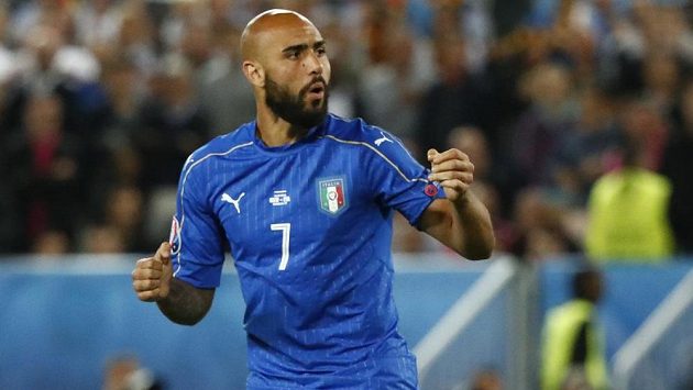 Ital Simone Zaza po neproměněné penaltě v rozstřelu proti Německu ve čtvrtfinále ME. Ital Simone Zaza po neproměněné penaltě v rozstřelu proti Německu ve čtvrtfinále ME.