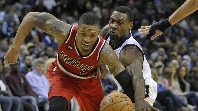 Allen z Memphisu (vpravo) připravuje o míč Lillarda z týmu Portlandu. Allen z Memphisu (vpravo) připravuje o míč Lillarda z týmu Portlandu.