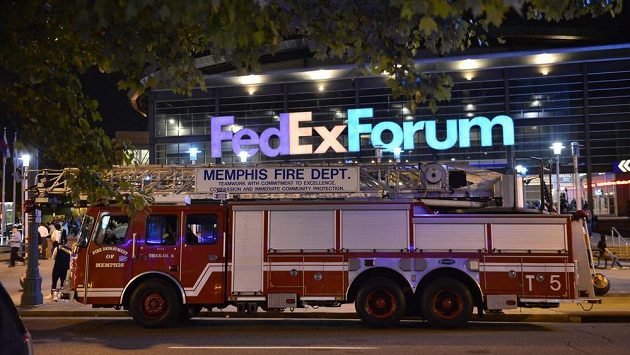 Hasiči před halou FedExForum v Memphisu. Hasiči před halou FedExForum v Memphisu.