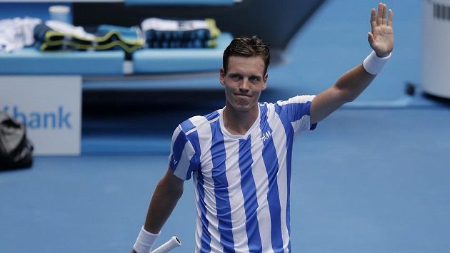 Tomáš Berdych děkuje publiku v Melbourne poté, co postoupil přes Kennyho de Scheppera z Francie. Tomáš Berdych děkuje publiku v Melbourne poté, co postoupil přes Kennyho de Scheppera z Francie.
