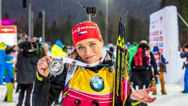 Gabriela Soukalová ukazuje stříbrnou medaili ze stíhacího závodu v německém Ruhpoldingu. Gabriela Soukalová ukazuje stříbrnou medaili ze stíhacího závodu v německém Ruhpoldingu.