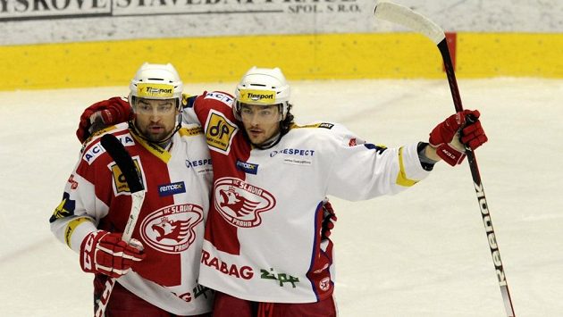 Slávistický útočník Lukáš Krenželok (vlevo) slaví s obráncem Michalem Kempným gól do sítě Chomutova. Slávistický útočník Lukáš Krenželok (vlevo) slaví s obráncem Michalem Kempným gól do sítě Chomutova.