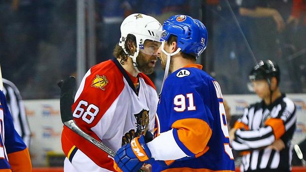 Jaromír Jágr (vlevo) si podává ruku s kapitánem New York Islanders Johnem Tavaresem. Jaromír Jágr (vlevo) si podává ruku s kapitánem New York Islanders Johnem Tavaresem.