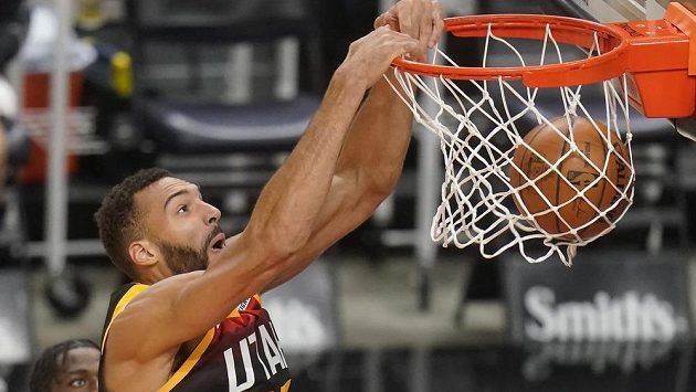 Basketbalisté nejlepšího týmu NBA Utahu překonali rekord v počtu nastřílených trojek za poločas. Basketbalisté nejlepšího týmu NBA Utahu překonali rekord v počtu nastřílených trojek za poločas.