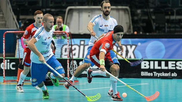 Český útočník Tomáš Sladký (vpravo) v souboji s Finem Oscarem Hänninenem v semifinále MS. Český útočník Tomáš Sladký (vpravo) v souboji s Finem Oscarem Hänninenem v semifinále MS.
