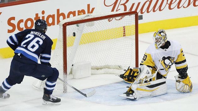 Blake Wheeler z Winnipegu překonává brankáře Pittsburghu Matthewa Murrayho. Blake Wheeler z Winnipegu překonává brankáře Pittsburghu Matthewa Murrayho.