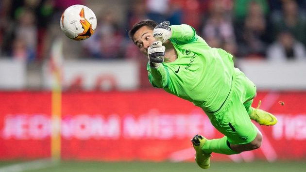 Liberecký brankář Filip Nguyen při zákroku v duelu se Slavií. Liberecký brankář Filip Nguyen při zákroku v duelu se Slavií.