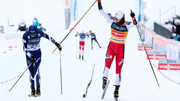 Norský sdruženář Jarl Magnus Riiber (vpravo) vítězí v domácím podniku SP v Oslu. Vlevo těsně druhý Fin Ilka Herola. Norský sdruženář Jarl Magnus Riiber (vpravo) vítězí v domácím podniku SP v Oslu. Vlevo těsně druhý Fin Ilka Herola.