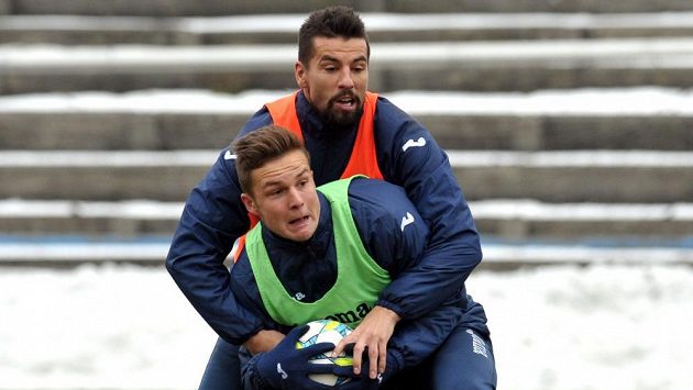 Milan Baroš (nahoře) a Dominik Kraut se perou o balón na tréninku Baníku Ostrava. Milan Baroš (nahoře) a Dominik Kraut se perou o balón na tréninku Baníku Ostrava.