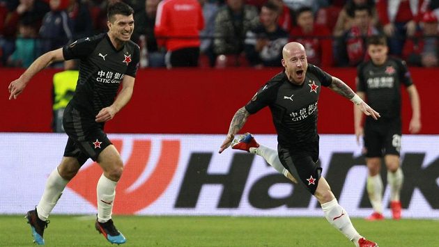 Slavista Miroslav Stoch (vpravo) slaví gól proti Seville v Evropské lize. Slavista Miroslav Stoch (vpravo) slaví gól proti Seville v Evropské lize.