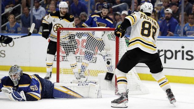 Český útočník Bostonu David Pastrňák střílí gól do sítě St. Louis ve finále Stanley Cupu. Český útočník Bostonu David Pastrňák střílí gól do sítě St. Louis ve finále Stanley Cupu.