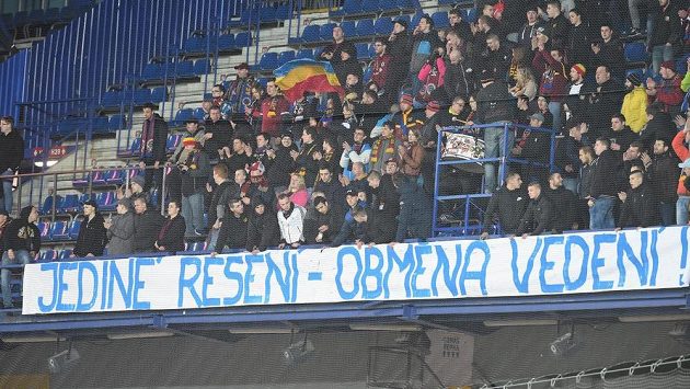 Transparent na tribuně při zápase Sparty se Zlínem. Transparent na tribuně při zápase Sparty se Zlínem.