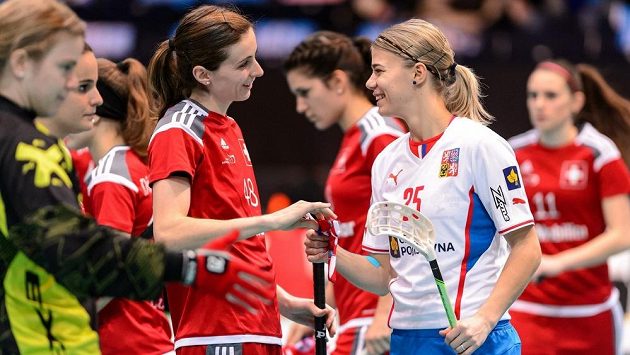 Eliška Vrátná (vpravo) se při svém zřejmě posledním reprezentačním zápase zdraví se Švýcarkou Priskou von Rickenbachovou. Eliška Vrátná (vpravo) se při svém zřejmě posledním reprezentačním zápase zdraví se Švýcarkou Priskou von Rickenbachovou.