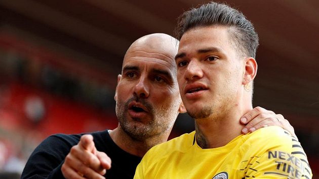 Ederson (vpravo) a trenér Citizens Pep Guardiola. Ederson (vpravo) a trenér Citizens Pep Guardiola.