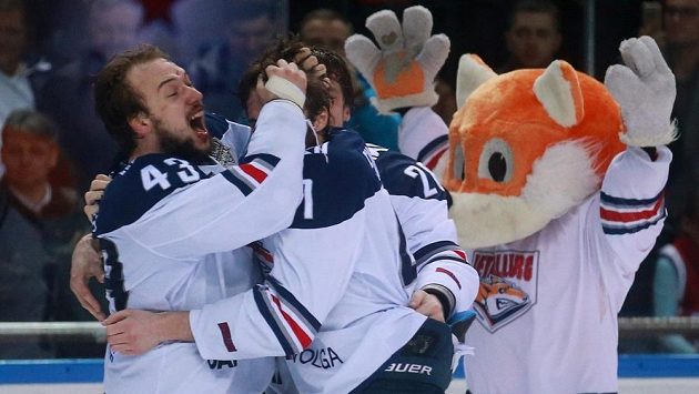 Jan Kovář (vlevo) z Magnitogorsku slaví dvůj druhý titul v Kontinentální lize. Jan Kovář (vlevo) z Magnitogorsku slaví dvůj druhý titul v Kontinentální lize.