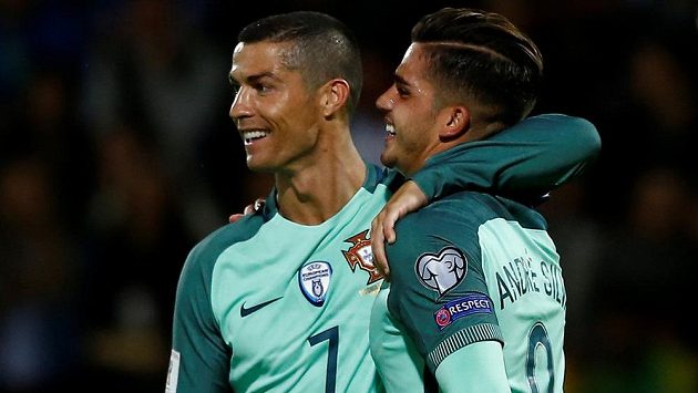 Portugalský útočník André Silva (vpravo) v reprezentačním dresu a Cristiano Ronaldo při utkání s Lotyšskem Portugalský útočník André Silva (vpravo) v reprezentačním dresu a Cristiano Ronaldo při utkání s Lotyšskem