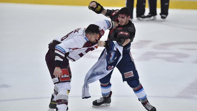 Dominik Lakatoš z Liberce a Richard Jarůšek (vlevo) ze Sparty v bitce ve druhém utkání předkola play off. Dominik Lakatoš z Liberce a Richard Jarůšek (vlevo) ze Sparty v bitce ve druhém utkání předkola play off.