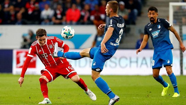 Český zadák Hoffenheimu Pavel Kadeřábek (uprostřed) bojuje o míč se Sebastianem Rudym z Bayernu. Český zadák Hoffenheimu Pavel Kadeřábek (uprostřed) bojuje o míč se Sebastianem Rudym z Bayernu.