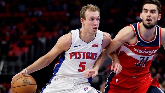 Tomáš Satoranský (31) z Washingtonu brání Lukea Kennarda (5) z Detroitu. Tomáš Satoranský (31) z Washingtonu brání Lukea Kennarda (5) z Detroitu.