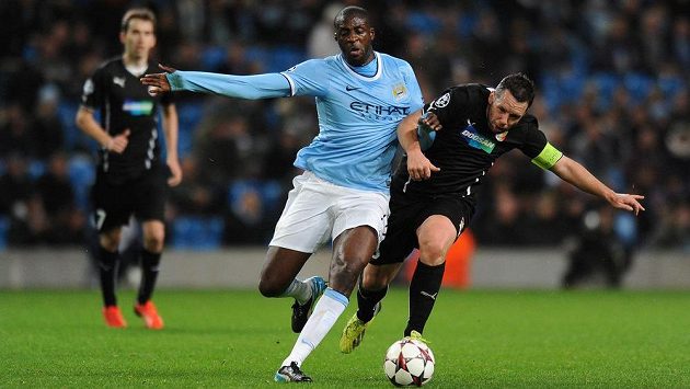 Záložník Yaya Touré (v modrém dresu) na archivním snímku v dresu Manchesteru City v souboji s plzeňským kapitánem Pavlem Horváthem v utkání Ligy mistrů. Záložník Yaya Touré (v modrém dresu) na archivním snímku v dresu Manchesteru City v souboji s plzeňským kapitánem Pavlem Horváthem v utkání Ligy mistrů.
