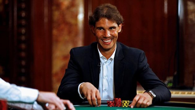 Dražba trička, k němž tenista Rafael Nadal vyhrál vloni rekordní dvanáctý titul na Roland Garros, vynesla 20.500 eur (asi 554 000 korun). Dražba trička, k němž tenista Rafael Nadal vyhrál vloni rekordní dvanáctý titul na Roland Garros, vynesla 20.500 eur (asi 554 000 korun).