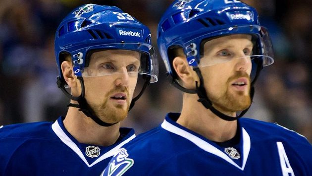 Daniel Sedin (vpravo) a jeho bratr Henrik během utkání proti LA Kings. Daniel Sedin (vpravo) a jeho bratr Henrik během utkání proti LA Kings.