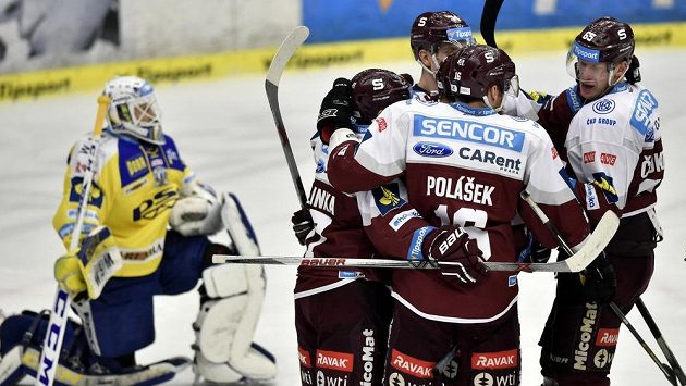 Hokejisté Sparty se radují z gólu proti Zlínu. Hokejisté Sparty se radují z gólu proti Zlínu.