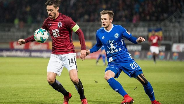 Václav Kadlec ze Sparty Praha si zpracovává míč, dotírá na něj Šimon Falta ze Sigmy Olomouc během utkání 15.kola fotbalové HET ligy. Václav Kadlec ze Sparty Praha si zpracovává míč, dotírá na něj Šimon Falta ze Sigmy Olomouc během utkání 15.kola fotbalové HET ligy.