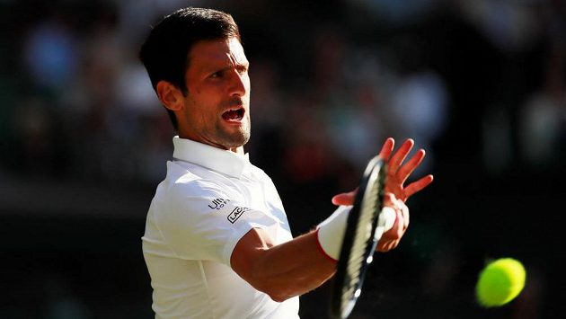 Obhájce titulu Novak Djokovič zvládl i druhý zápas ve Wimbledonu ve třech setech. Obhájce titulu Novak Djokovič zvládl i druhý zápas ve Wimbledonu ve třech setech.